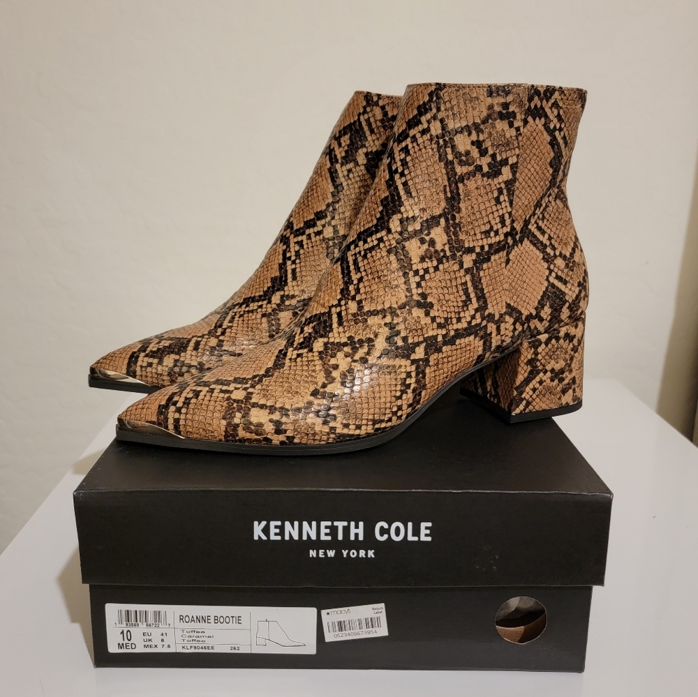 Kenneth Cole snake print pointed boots. Size 10